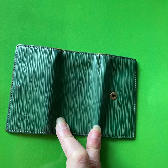 Bundle of pre loved 2 LV, 1 Gucci and 1 Cartier compact coin wallet. - Picture 10 of 12